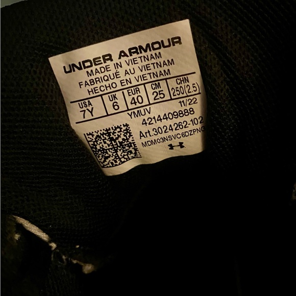 Under Armour Zone Unisex Basketball Shoe - Picture 10 of 11